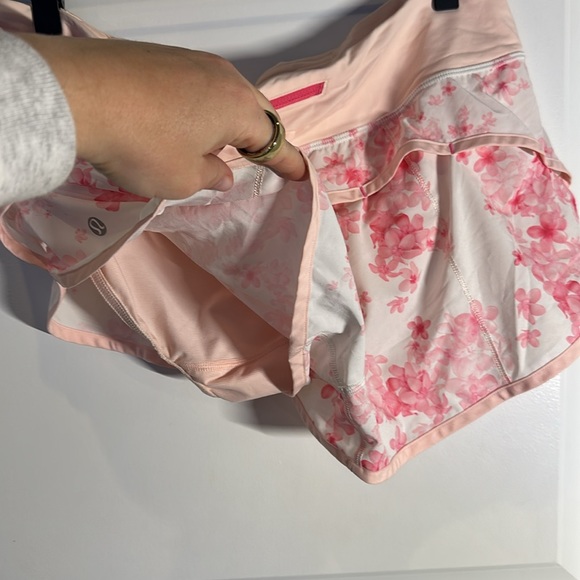 Lululemon Speed Shorts Size 8 Pink Plumeria Print - Picture 5 of 6